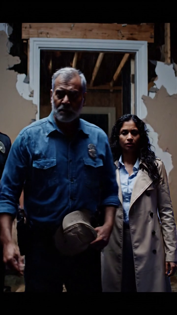 Je venais d'accoucher et je pouvais à peine lever la tête quand ma sœur est entrée dans ma chambre d'hôpital, exigeant ma carte de crédit pour sa fête de 80 000 $. Quand j'ai refusé, elle a attrapé mes cheveux et m'a claqué la tête dans le cadre du lit. Je criais quand ma mère a ramassé mon nouveau-né, l'a tenue par la fenêtre, et a sifflé,