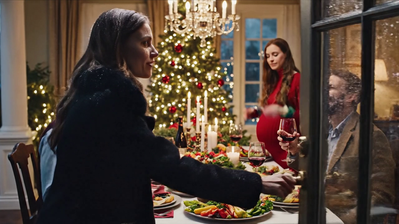 Au dîner de Noël, j'ai entendu mes parents projeter de déplacer ma famille dans mon condo de 350 000 $ gratuitement. J'ai souri et je suis resté silencieux. Je les ai laissés faire, planifier et se vanter comme si c'était déjà réglé. Puis je l'ai vendue tranquillement... et je suis devenue complètement silencieuse. 79 appels manqués. Nouvelles