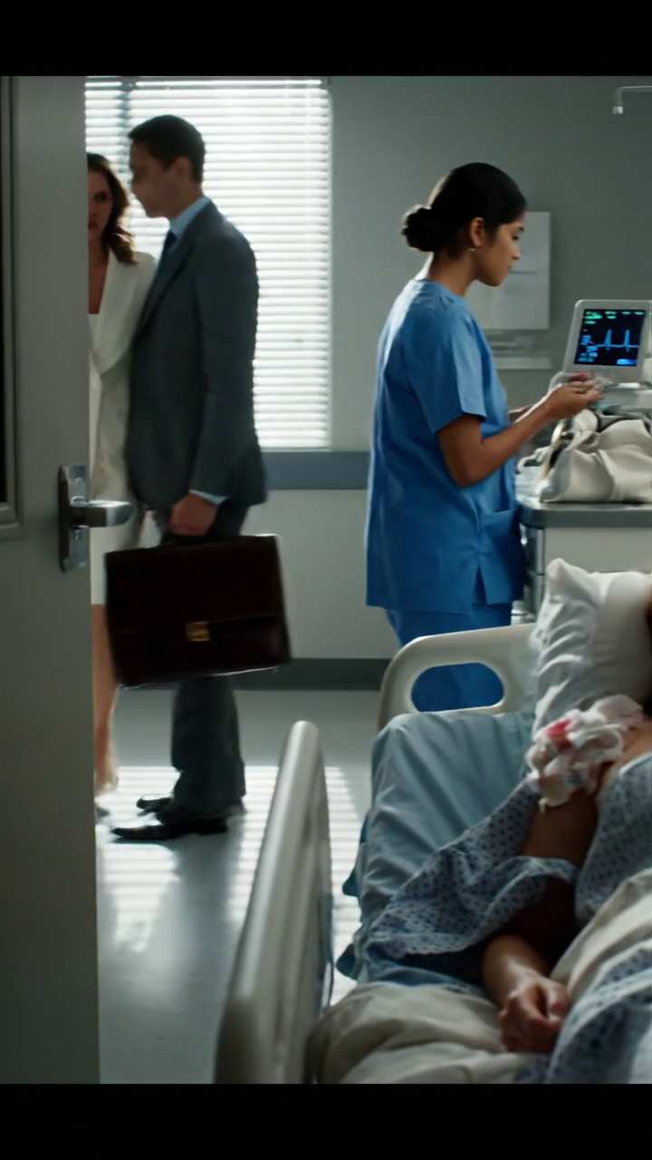 Quelques jours après avoir hérité de 120 millions de dollars de mon grand-père, j'ai survécu à un accident et j'ai pensé que mes parents se précipiteraient pour me voir. C'est faux. Ils sont venus exiger la clé de son coffre et ont dit: «Vous n'apportez que des ennuis». Puis ils sont retournés à ma sœur pour me faire pression pendant que j'étais encore couché. J'étais silencieuse... jusqu'à ce qu'elle ouvre le dossier et chuchote, 