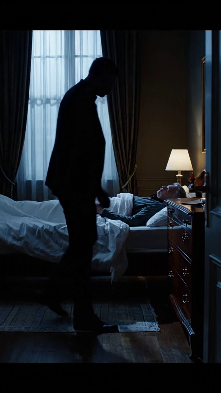 Mon beau-fils pensait que je dormais, alors il est revenu dans ma chambre et a ouvert le tiroir où j'ai gardé la clé du coffre comme s'il avait connu la route pendant longtemps, et ce qui m'a le plus refroidi n'était pas la façon dont sa main secouait quand il touchait ce qui était à l'intérieur, mais la façon dont son visage s'est vidé en une seule seconde, comme s'il venait de réaliser que je savais plus qu'il ne pensait. Nouvelles