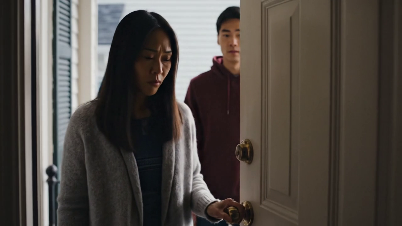 En 10e année, je suis tombée enceinte et mes parents m'ont virée de la maison. J'ai survécu seul et j'ai grandi sans eux. Vingt ans plus tard, ils revenaient soudain, suppliant de rencontrer leur grand-mère. Mais quand la porte s'est ouverte, ce qu'ils ont vu les a choqués.