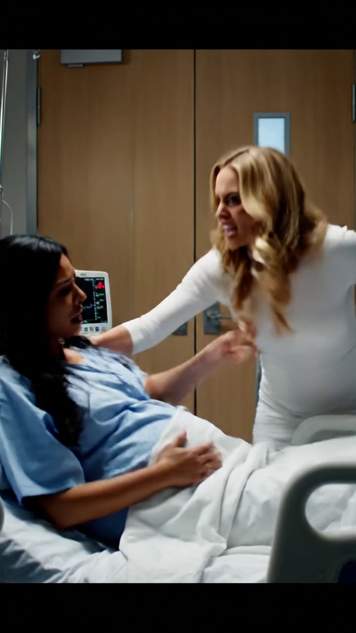 J'étais en train d'accrocher mon ventre gonflé dans mon lit d'hôpital quand elle a pris l'assaut de la maîtresse de mon mari, les yeux flambant de haine. « Tu penses que ce bébé va te sauver ? » Elle a craché, me poussant tellement de douleur déchirée dans mon corps. Puis mon père est entré dans la chambre. Son visage est devenu blanc. 'Attends... tu es sa fille? Elle pensait qu'elle m'avait détruit mais elle n'avait aucune idée de qui le sang courait dans mes veines...