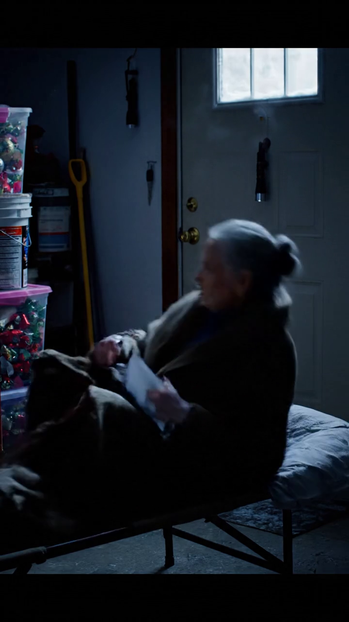 Mon fils a dit que je dormirais bien dans le garage. Juste un petit moment. Le garage donnera à tout le monde un peu plus d'espace. J'y ai passé deux nuits glaciales au milieu d'un hiver en Pennsylvanie. La troisième nuit, je suis rentré dans la cuisine... tenant une enveloppe dans ma main. Nouvelles