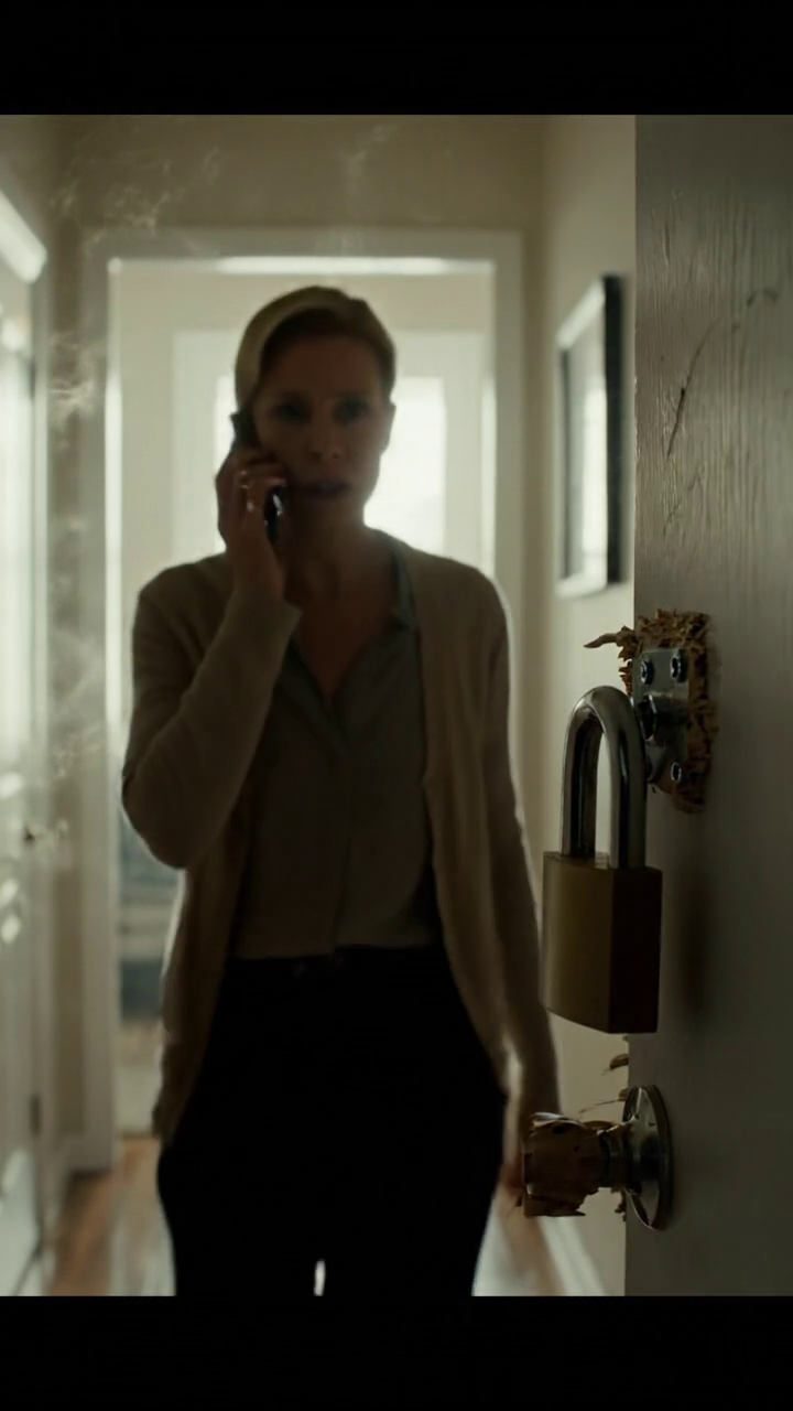 Ma fille Rachel n'avait pas répondu à mes appels en trois semaines, et chaque message que j'ai envoyé n'a pas été lu. J'ai conduit chez elle avec la clé de rechange, me disant que j'étais juste un père inquiet. L'endroit était calme trop calme. Puis, de quelque part en bas, j'ai entendu un léger bruit de grattage venant du sous-sol. Je l'ai suivi jusqu'à la porte et j'ai gelé un cadenas lourd a été attaché à l'extérieur. J'ai appelé la police pour une vérification du bien-être, et quand ils ont enlevé la serrure et apaisé la porte ouverte, les rayures ont arrêté... Nouvelles