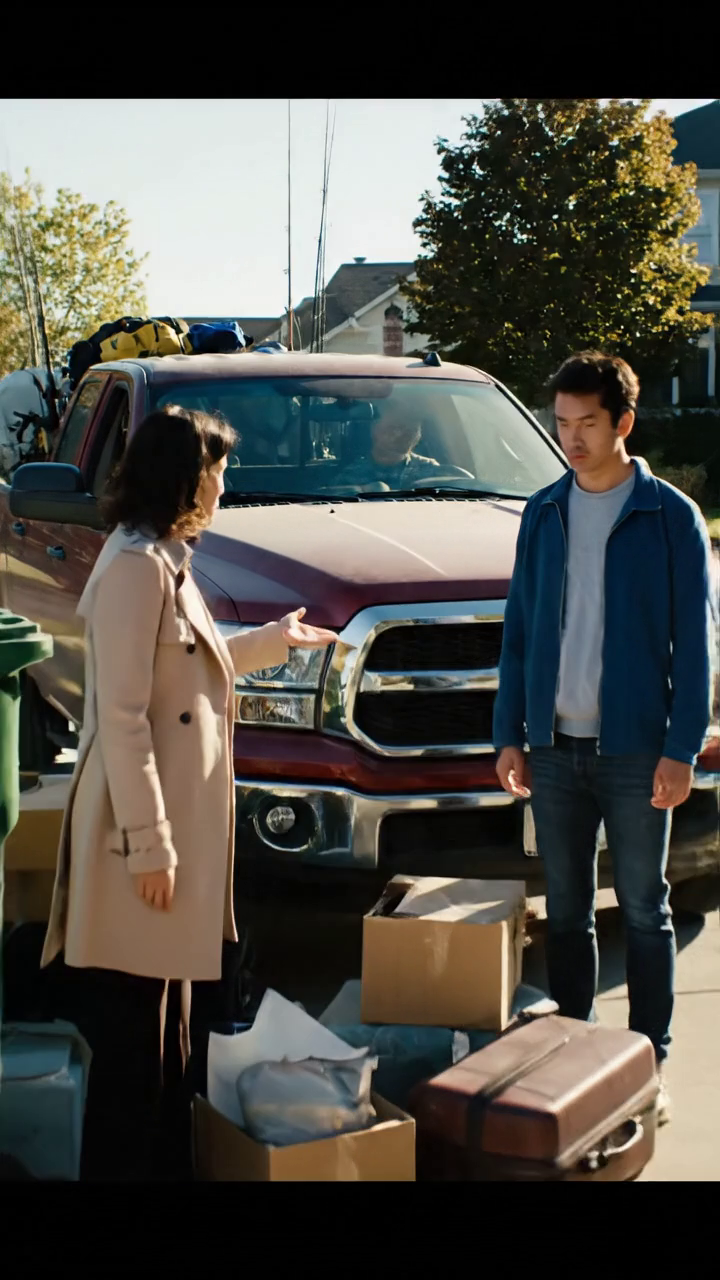 Quand j'ai ramené mon ramassage d'un voyage de pêche du week-end, j'ai gelé quand j'ai vu tous mes effets personnels jetés à côté de la poubelle devant la maison; ma belle-fille était là froidement et a dit qu'il n'y avait plus de place pour moi dans cette maison, tandis que mon fils se taisait, j'ai simplement souri, sorti mon téléphone, fait un appel, et 3 jours plus tard ils ont commencé à me chercher frénétiquement partout... Nouvelles