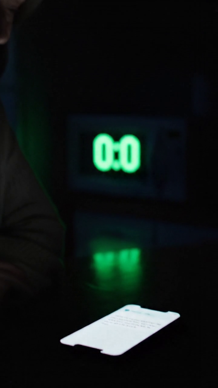 Ma fille m'a envoyé un texto à 23 h 47. Ne viens pas à mon mariage. Mon mari te déteste, et nous ne voulons pas que tu gâches notre journée. Je l'ai lu deux fois et j'ai souri de cette façon calme et régulière que vous faites quand vous avez fini de vous expliquer. Je ne l'ai pas appelée, et je n'ai pas tapé un seul mot en colère. Au lieu de cela, j'ai retiré les comptes que j'étais encore légalement inscrit sur les mêmes que ceux que j'avais été tranquillement financement pendant des années et mettre tout en pause. Puis j'ai posé mon téléphone sur la table de la cuisine, écouté la maison aller immobile, et attendu l'aube. Nouvelles