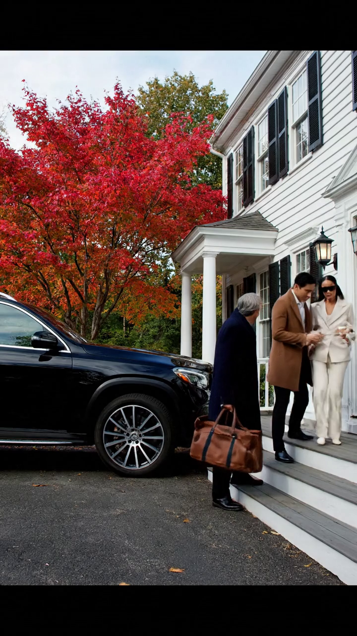 Je suis venu à la maison de vacances pour trouver mon fils avait vendu ma maison, changé les serrures, et prévu de me jeter dans une maison de soins infirmiers puis il a gelé comme trois VUS noirs arrivés et mon avocat s'est évanoui sourire calmement Royals