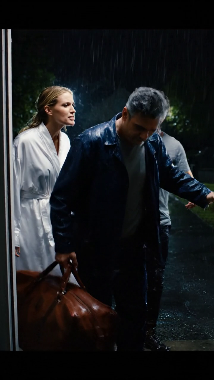 Le jour où ma fille a frappé un jackpot de loterie de 10 millions de dollars, elle m'a poussé par la porte d'entrée et s'est cassée, vous n'aurez jamais un cent de mon argent pas un! Je n'ai pas discuté ou supplié. J'ai pris mon sac et je suis parti comme si j'avais enfin appris ma place. Ce qu'elle ne savait pas, c'était qu'elle gardait ce ticket comme un trophée sans jamais lire le seul détail qui comptait. Elle a fêté toute la semaine... jusqu'à ce qu'elle essaie de réclamer le prix, et une seule question au comptoir a essuyé le sourire sur son visage. Nouvelles