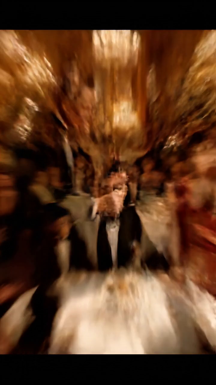 Lors de notre gala du cinquième anniversaire à Charleston, mon beau-père se tenait au milieu de la salle de bal, leva son verre devant 200 invités, et annonça que mon mari avait déjà signé les papiers de divorce, mais quand j'ai posé mon champagne, je me suis levé aux pieds, et j'ai commencé à applaudir lentement en le regardant droit, quelques visages à la table principale ont soudainement changé comme si quelqu'un avait choisi le mauvais moment cette nuit-là pour faire ce mouvement News