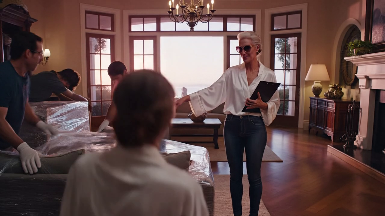 Je me détendais dans ma maison de plage de Santa Barbara quand, à 5 heures du matin, l'alarme de sécurité s'est déclenchée. Le gardien a dit que ta belle-fille est là avec des déménageurs. Elle dit qu'elle est la propriétaire de la maison. J'ai souri, laisse-la entrer. Elle va avoir une surprise... Nouvelles