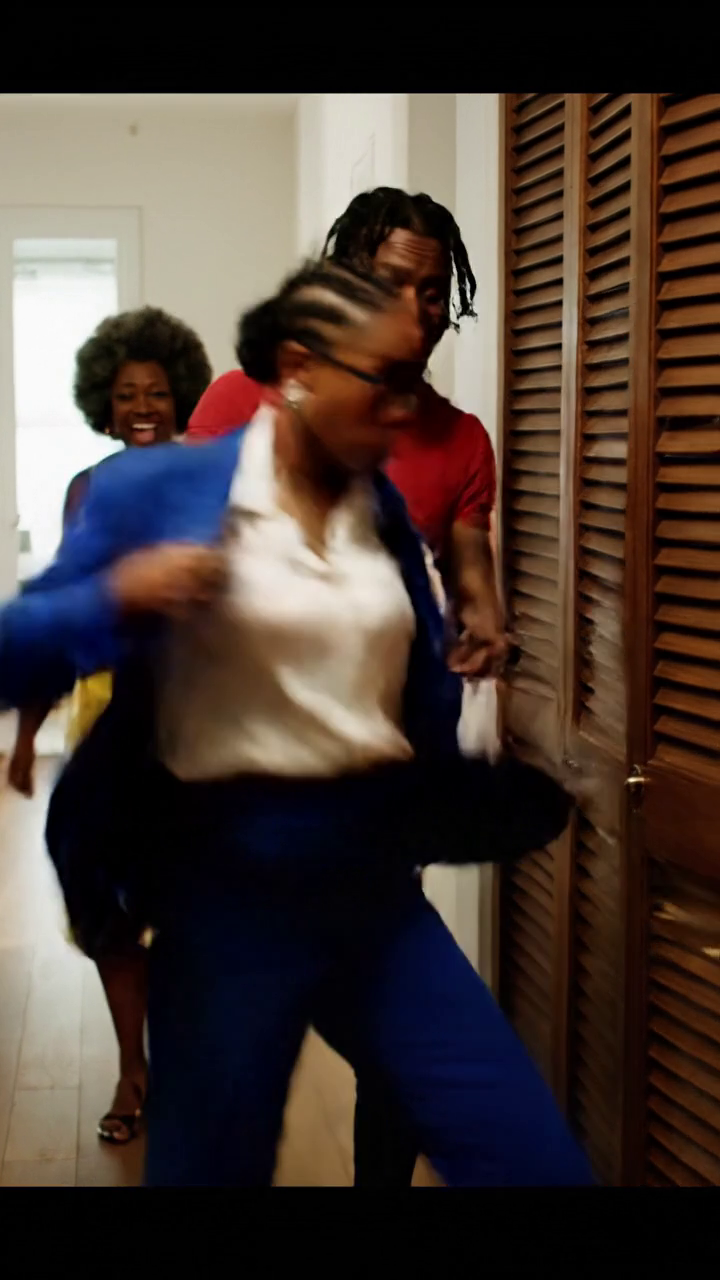 J'ai hérité d'une vieille cabane près du lac, tandis que mon fils a reçu un penthouse à Miami. Ma belle-fille m'a regardée de haut en bas, puis elle s'est évanouie. Ils ont poussé quatre valises à la porte et m'ont dit de partir immédiatement. Ma première nuit dans cette cabane a ouvert un secret que mon mari avait caché.