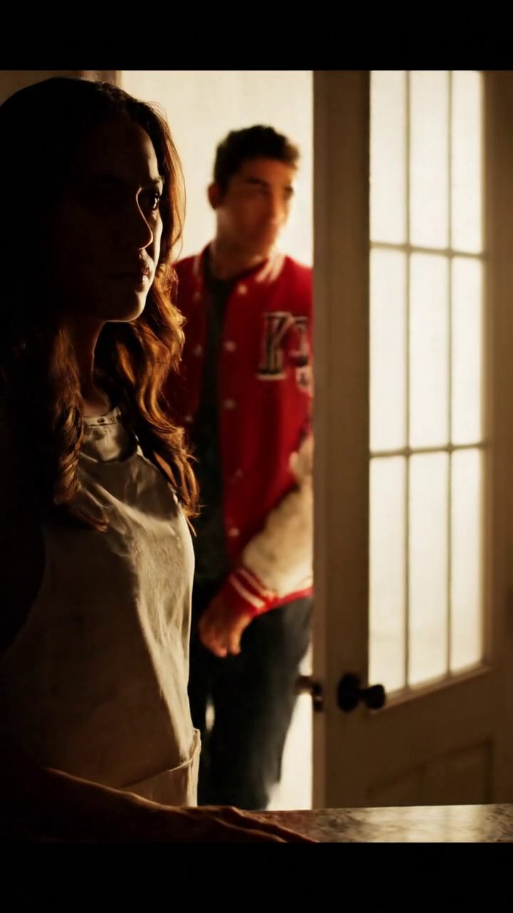 Mon fils m'a frappé, et je suis resté silencieux. Le lendemain matin, j'ai préparé un délicieux repas. Il est descendu, a vu la nappe de dentelle et les biscuits, a souri, et a dit, 