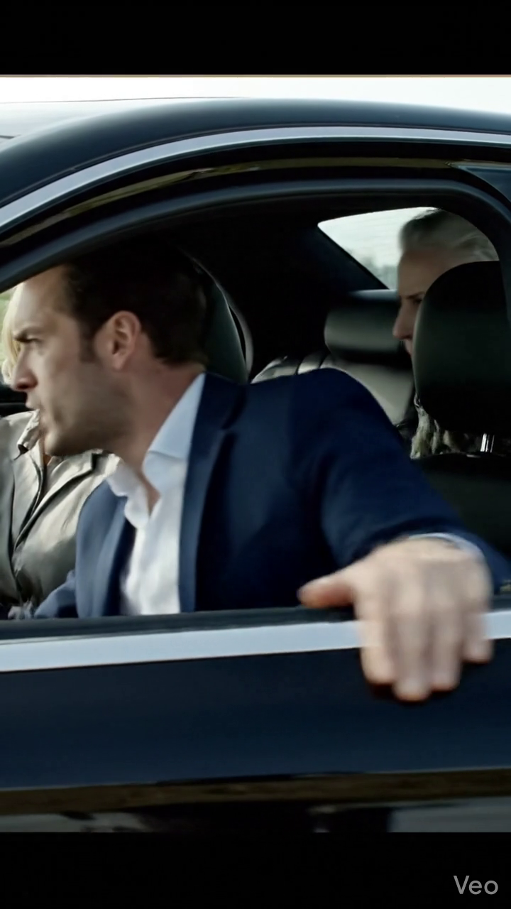 Après l'enterrement de mon mari, mon fils m'a conduit sur une route tranquille et m'a dit froidement : La maison et les affaires sont à moi maintenant. Je suis resté là, prenant mon sac, le regardant partir sans regarder en arrière. Je n'avais personne pour me prendre, et aucun moyen d'atteindre qui que ce soit. Et à ce moment-là, j'ai réalisé que je n'étais pas vraiment abandonné. J'étais libre... Mais il ne savait pas qu'avant que son père ne passe, j'avais déjà mis une chose en place... TIN MOI