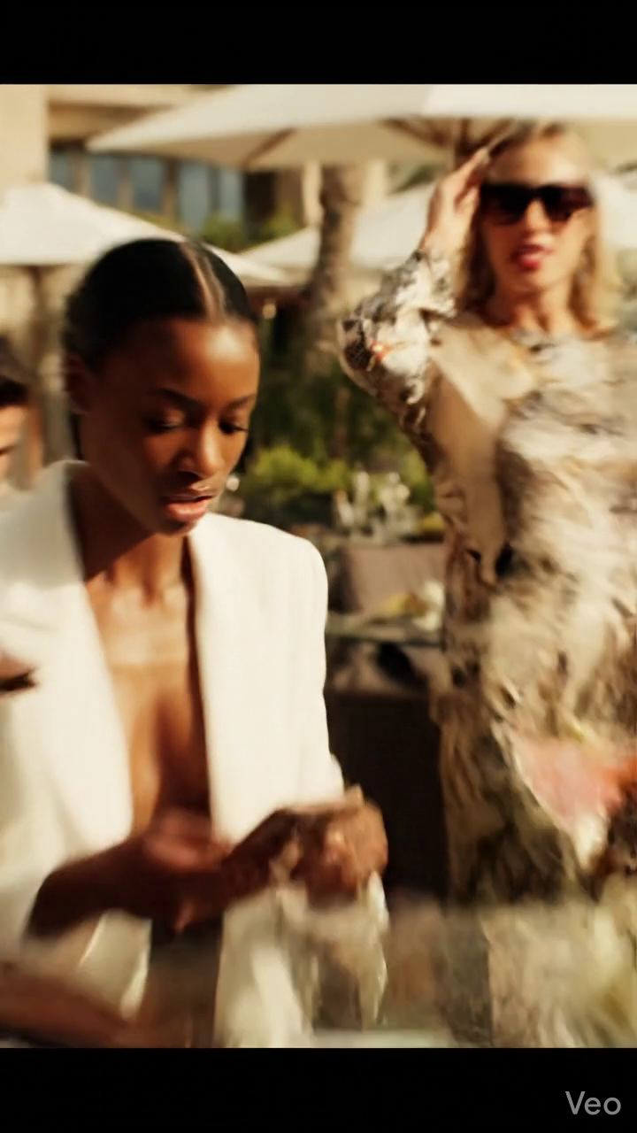 Vous êtes jeune. Tu l'auras gagnée en arrière, , , Ma mère a dit après mon frère , le mariage mais quand j'ai ouvert mon compte et j'ai vu $140,000 Gone , J'ai réalisé le Brunch , le Resort de luxe , et ma famille , image Célébration parfaite avait été construit sur mon silence . Puis mon téléphone a allumé avec un appel de la banque, et pour la première fois, ma mère a cessé de sourire. Nouvelles