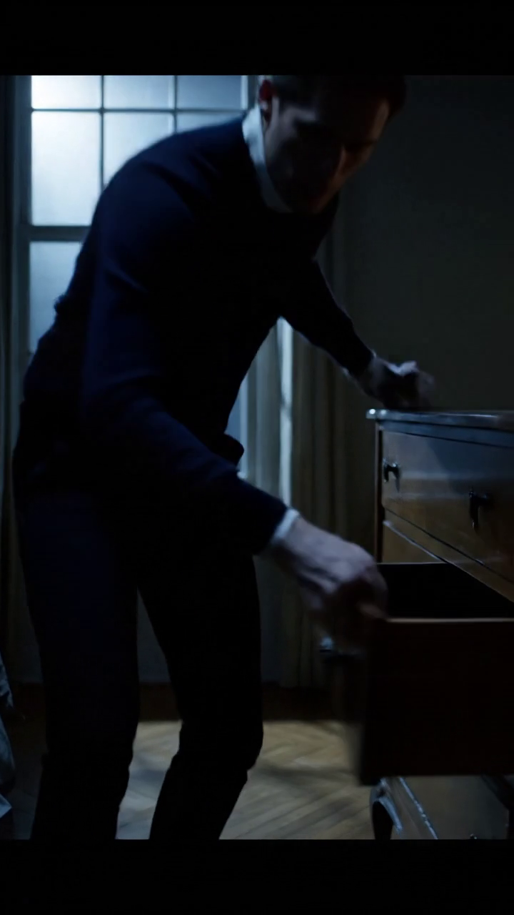 Mon beau-fils pensait que je dormais, alors il est revenu dans ma chambre et a ouvert le tiroir où j'ai gardé la clé du coffre comme s'il avait connu la route pendant longtemps, et ce qui m'a le plus refroidi n'était pas la façon dont sa main secouait quand il touchait ce qui était à l'intérieur, mais la façon dont son visage s'est vidé en une seule seconde, comme s'il venait de réaliser que je savais plus qu'il ne pensait. Nouvelles