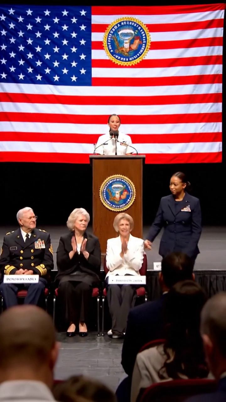 Mes parents m'ont si soigneusement effacée que personne n'a remarqué jusqu'à ce que je rentre chez moi pour ma sœur Navy mise en service, a été envoyé au rang arrière comme une pensée après, a regardé ses remerciements tous les Donovan en uniforme, sauf moi, et puis en plein milieu de la photo ligne son commandant s'est arrêté, tourné, regardé droit sur moi, et a dit,