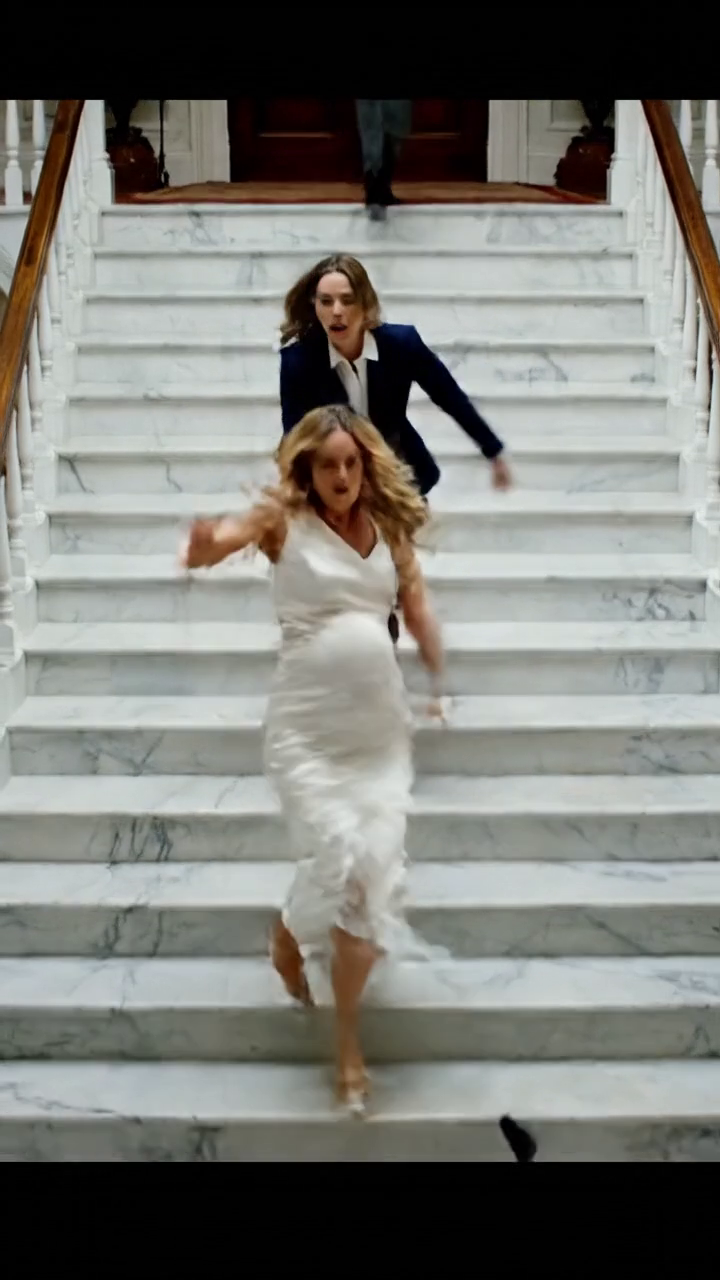 Elle était enceinte de huit mois lorsqu'ils l'ont poussée vers le bas de 22 marches de marbre, mais une caméra cachée a tout pris L'affaire, le mensonge, et le plan de silence Meredith Ashford pour toujours, jusqu'à ce qu'un 