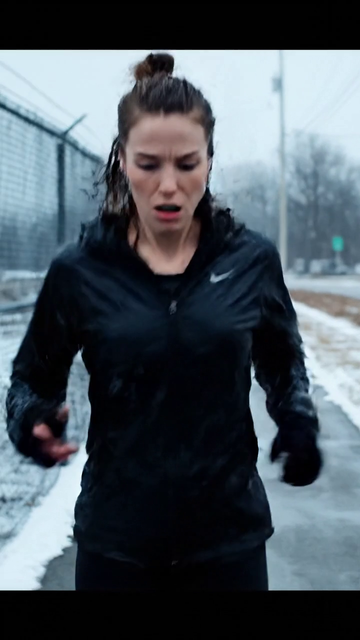 J'étais dehors pour une course quand papa a envoyé un message Nous avons vendu votre lit, bureau, et tout dans votre chambre pour 750 $. Votre cousin a besoin de l'espace pour son bébé. Si vous voulez rentrer à la maison pour Noël, nous devons parler d'abord. Nous avons déjà changé les serrures. Papa, nous avons vendu grand-mère montre aussi. Ma sœur a écrit : « Les voisins posent déjà des questions. » J'ai drogué directement à la maison de grand-mère. Elle a montré ses nouvelles