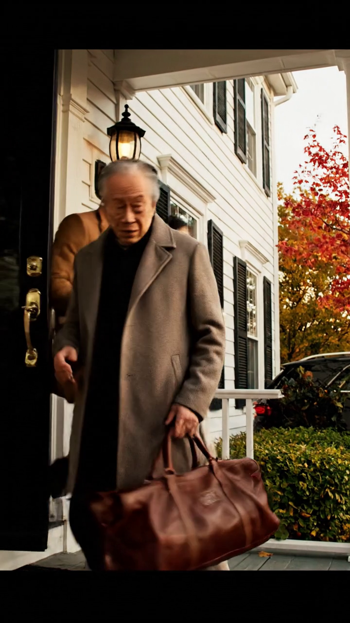 Je suis venu à la maison de vacances pour trouver mon fils avait vendu ma maison, changé les serrures, et prévu de me jeter dans une maison de soins infirmiers puis il a gelé comme trois VUS noirs arrivés et mon avocat s'est évanoui sourire calmement Royals