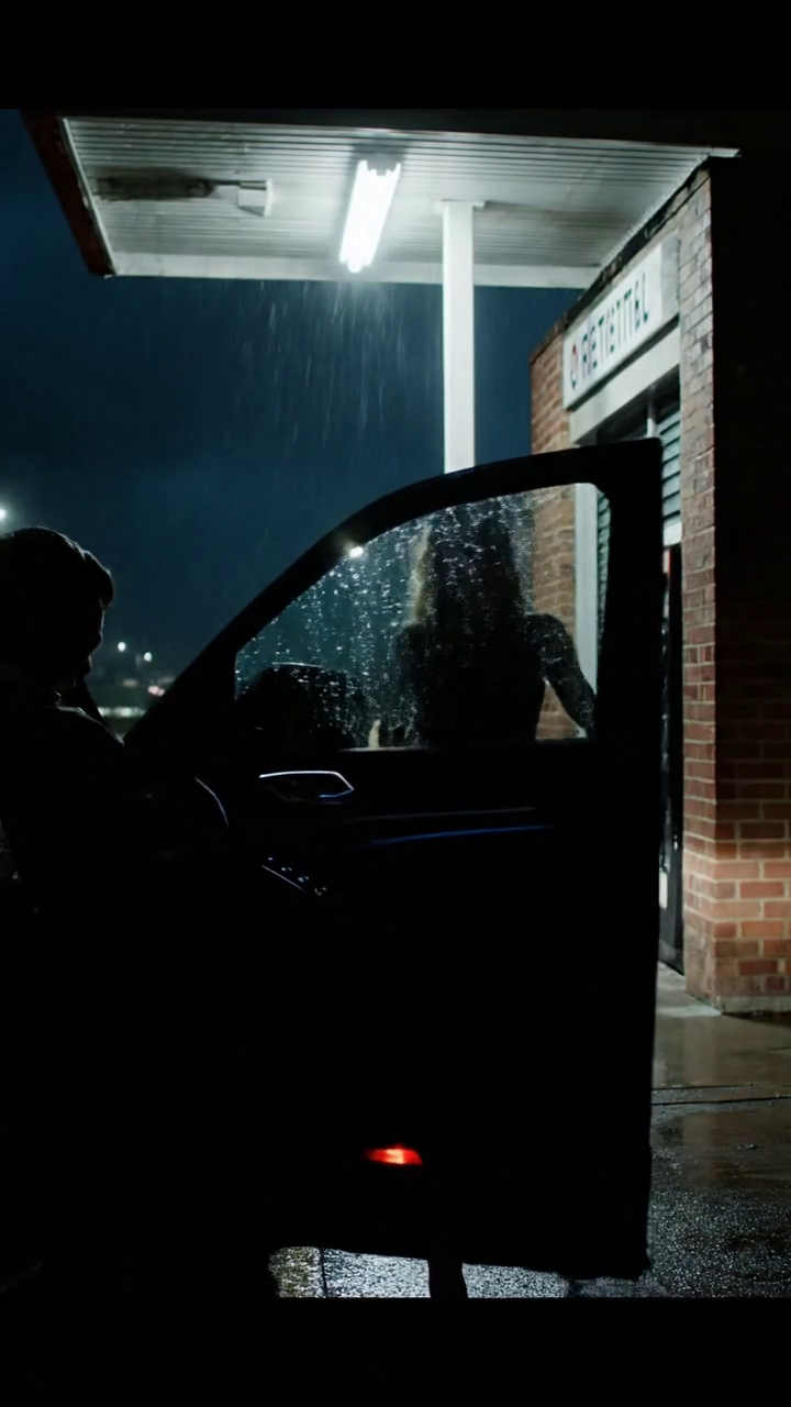 Dans la nuit de notre douzième anniversaire, mon mari m'a conduit à une place de service fermée au nord de White Plains, m'a dit que marcher à la maison pourrait m'apprendre le respect, et m'a laissé là avec le tonnerre rouler sur l'autoroute. Il pensait me punir. Il m'a donné la dernière preuve que j'attendais. Nouvelles