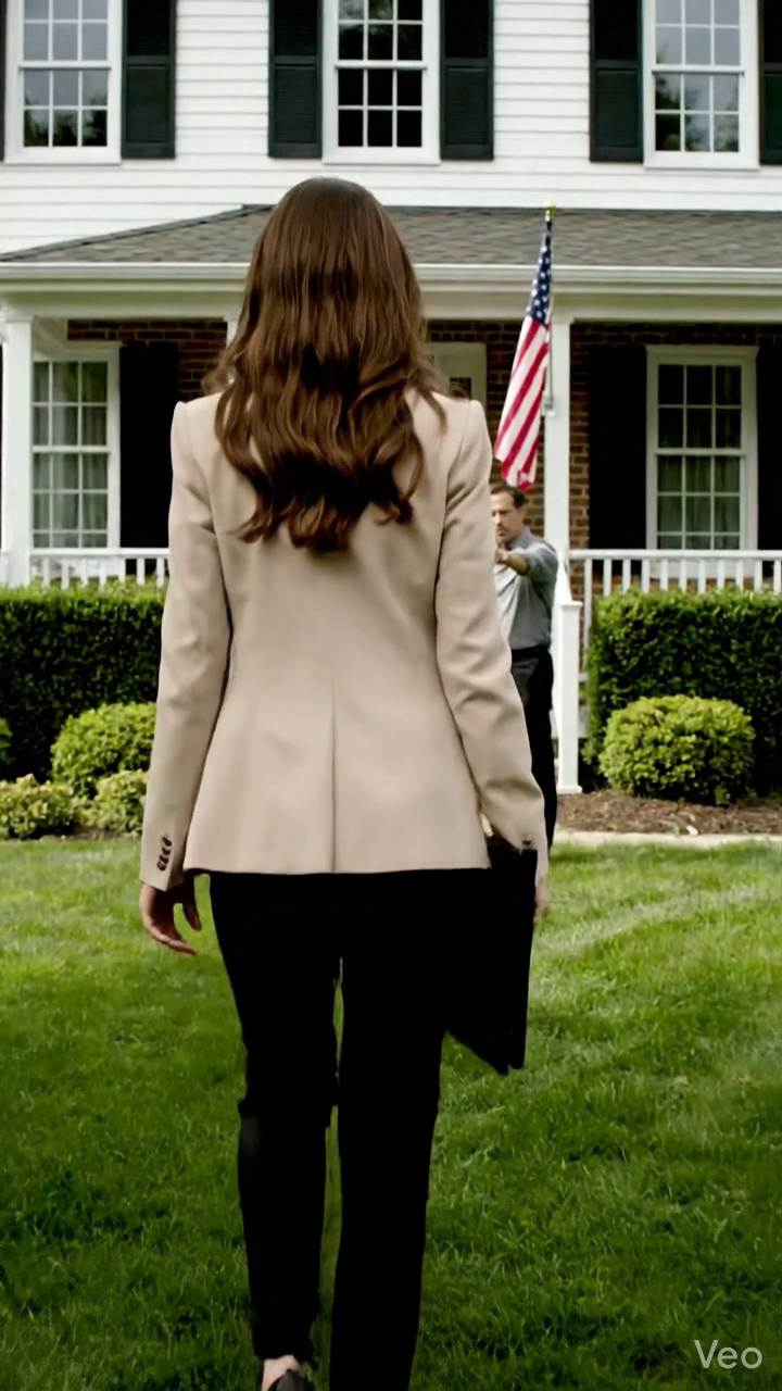 Après 11 ans, je rentre chez moi pour mon grand-père. Ma mère a ouvert la porte, puis son nouveau mari est entré et les choses sont devenues vite. Il m'a dit que ce n'était plus ma maison, comme si je n'avais pas le droit de me tenir sur ce porc. Je ne l'ai pas fait. Je n'ai pas élevé ma voix. J'ai juste pris un souffle, je suis retourné à ma voiture, et j'ai sorti la seule chose que je n'ai jamais arrêté de protéger la paperasse d'origine. Et cette fois, je n'ai pas marché seul... J'avais un très bon procureur prêt à tout gérer.