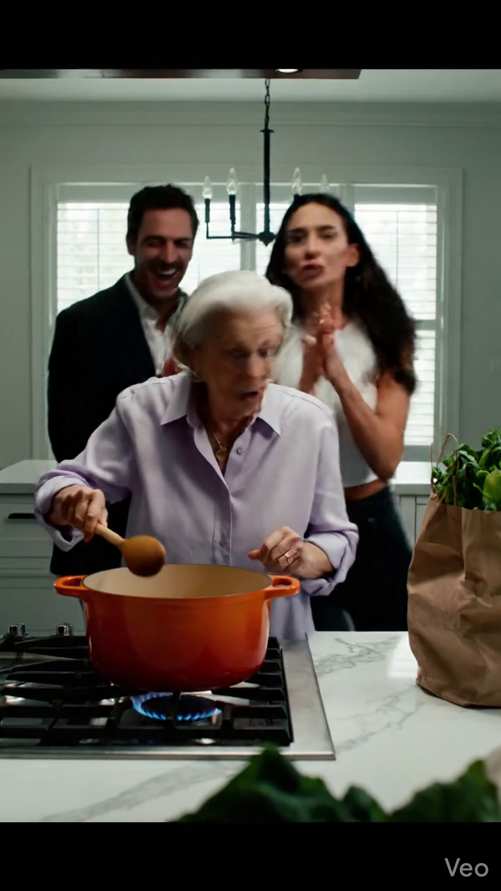 Sors de ma cuisine en ce moment, Ma belle-fille criait dans la maison pour laquelle j'ai payé, et mon fils a commencé à applaudir, mais le second mon téléphone a allumé un message sur les faux papiers, la dette cachée, et ma propre adresse, toute la nuit a changé, parce qu'ils pensaient qu'ils humiliaient une veuve tranquille à sa propre table, ne réveillant pas la femme qui avait finalement décidé d'arrêter d'être invisible. Nouvelles