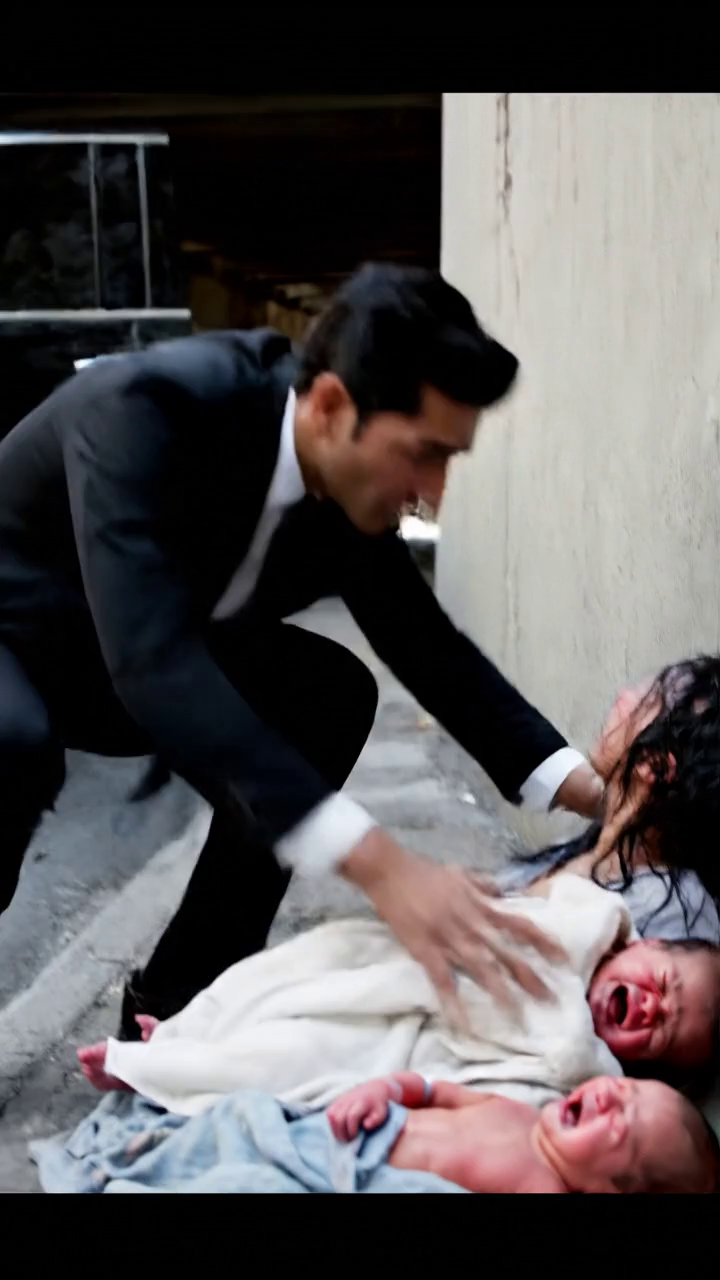 J'étais à quelques minutes de la signature d'un contrat d'un milliard de dollars quand je les ai vus deux nouveaux-nés, face rouge, criant à côté d'une femme sans-abri endormie sur le trottoir. J'ai claqué les freins. Bonjour ! Vous m'entendez ? Pas de réponse. Je me suis agenouillé et mon coeur s'est arrêté. C'était elle. Ma femme a disparu il y a deux ans. J'ai chuchoté, tremblé, comment êtes-vous ici...? Un petit bébé m'a griffé le doigt. Je pourrais perdre le marché. Mais je viens de trouver quelque chose de bien plus... et la vérité ne faisait que commencer. TIN MOI