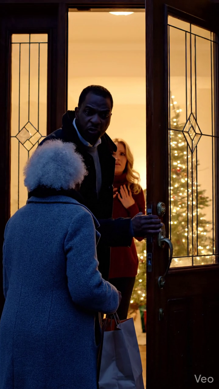 Mon fils a promis Noël et m'a laissé attendre à l'aéroport pendant des heures. Quand sa femme m'a appelé un étranger à leur porte, j'ai laissé un mot derrière, et trois jours plus tard, ils craignaient ce qu'il a dit Nouvelles