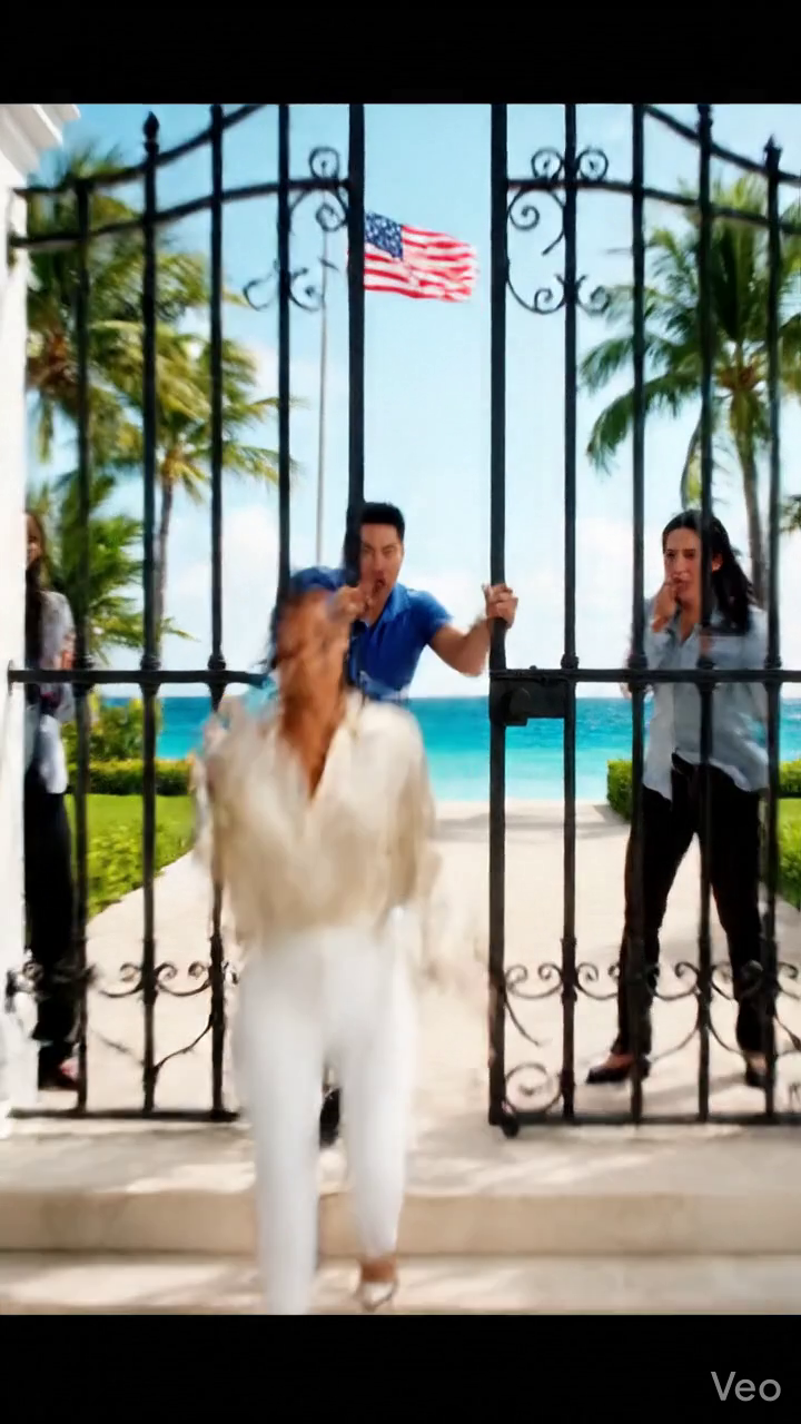 Mon frère m'a frappé fort sur le visage et m'a coupé pendant 9 ans parce que sa femme m'a appelé gâcher mes parents. Hier, ils sont venus à ma maison de maître en front de mer disant que nous emménageons dans.. Nouvelles