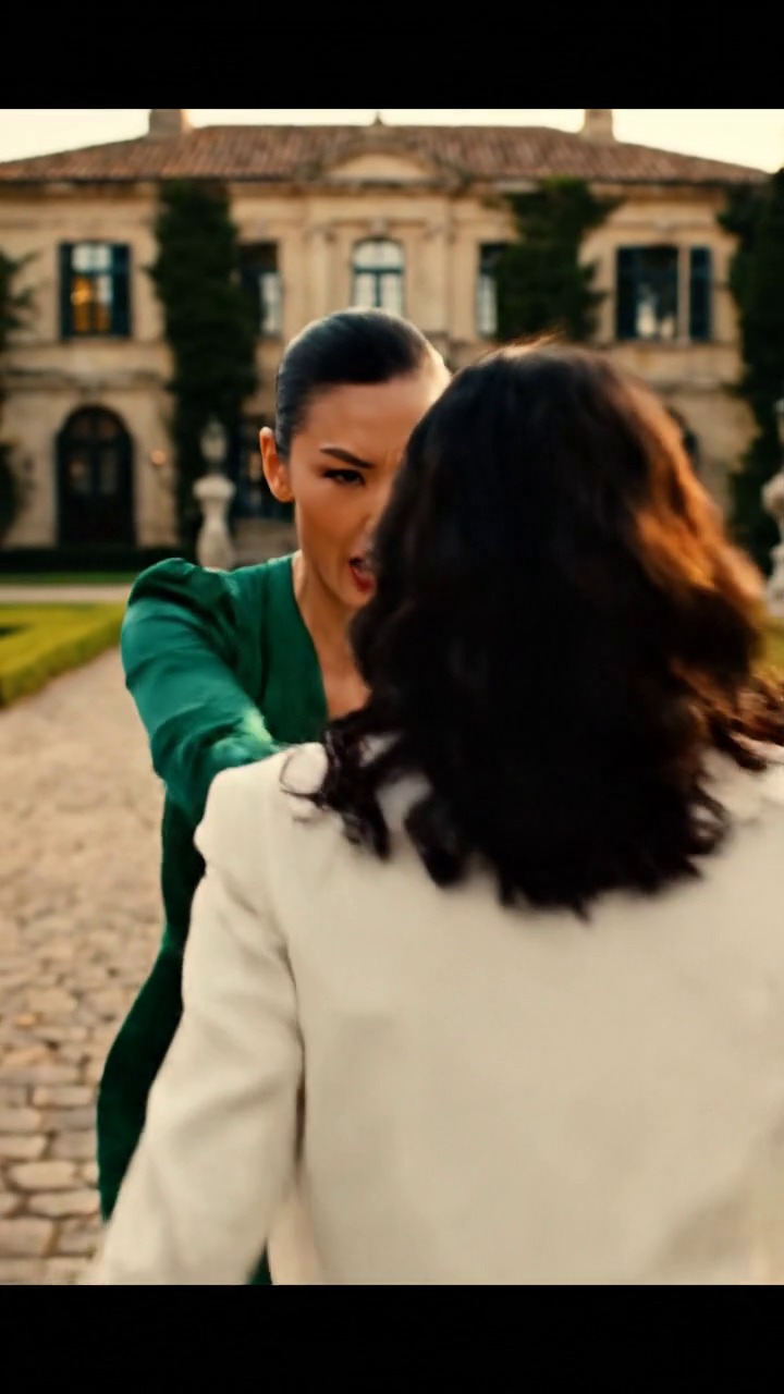 Vous êtes toujours ici, vous accrochant à un nom qui ne vous appartient pas, ma belle-sœur s'est éternue avant de me pousser assez fort pour m'envoyer m'écraser au sol. Elle pensait que personne n'oserait défier sa famille. Elle n'a pas vu mon père à l'extérieur de la porte téléphone composant déjà le 911 prêt à déclencher une enquête qui amènerait leur empire à genoux. Histoire