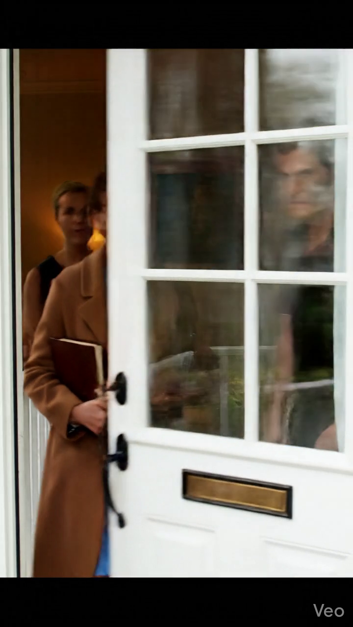 Nous pensions que vous seriez allé plus longtemps, , , ma belle-fille a dit après avoir changé les serrures sur la maison I , avait vécu dans pendant 31 ans pendant que j'étais à l'église, et mon fils se tenait derrière elle comme un étranger, mais quand ils ont exigé que je donne ma maison, payer sa dette, et se déplacer tranquillement dans la chambre d'hôtes, ils ont oublié mon mari m'avait laissé une enveloppe scellée pour le jour tout est devenu laid. Nouvelles