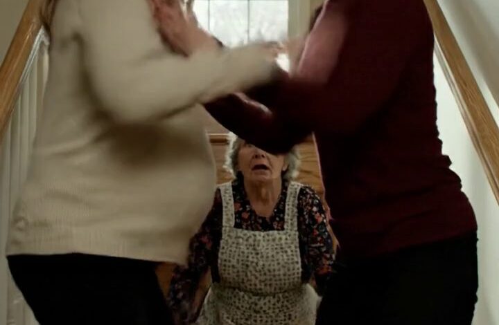 Huit mois de grossesse et de saignement au pied de l'escalier après que ma soeur m'ait poussé, je m'attendais à la panique, à l'aide, tout sauf les premiers mots de ma mère étaient, "S'excuser de la mettre en colère. Tu sais combien elle est stressée par son divorce. Et je l'ai fait. Je me suis excusé pendant que je saignais encore. Puis j'ai pris mon téléphone et j'ai passé un seul coup de fil, un appel qui aurait eu des conséquences, ni l'un ni l'autre n'avait l'imagination de craindre. Histoires