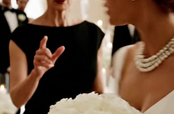 Que faites-vous ici ? Tu as été retiré de la liste des invités hier ! » Ma future belle-fille a crié en plein visage dans la salle de bal d'un domaine de Savannah, où je venais de dépenser 45 000 $ ce grand jour-là, je n'ai que souri, touché le collier de perles de famille, et dit : « Je partirai tout de suite... mais d'abord, il y a un vieil ami qui veut te voir. » Nouvelles
