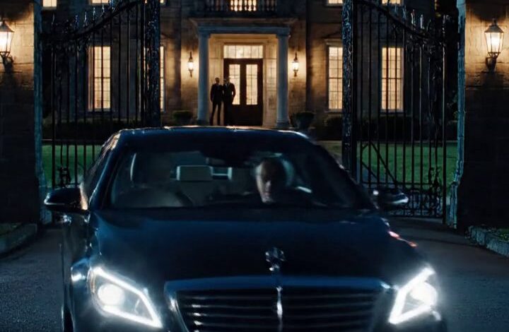 J'ai reçu une facture électrique de ma maison du lac 14 mois plus tard. Sentant que quelque chose n'allait pas, j'y suis allé ce soir-là. La maison était encore éclairée au milieu de la nuit, et une voiture étrange était garée dans la cour. J'ai ouvert les archives de la caméra que Marcus avait laissées derrière, et un autre homme était entré dans l'endroit qui lui appartenait autrefois.