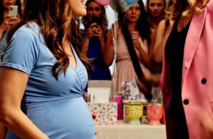 J'étais enceinte de huit mois, debout sous des ballons pastel, quand mes amis ont applaudi, pour vous et le bébé. Quelqu'un a chuchoté, nous avons amassé $52,000 pour vos factures médicales. Je pleurais, je ris... jusqu'à ce que ma mère ferme les yeux sur la boîte à dons. Elle s'est cassée, elle s'est emparée. Maman, ce n'est pas le tien ! Son sourire a disparu. Elle a atteint derrière la table, a sorti une lourde tige de fer des décorations, et a sifflé, Vous ne méritez pas cela. Alors, criez. Le coup a frappé mon ventre. Une chaude et terrifiante ruée... mon eau s'est cassée instantanément. Histoires vraies