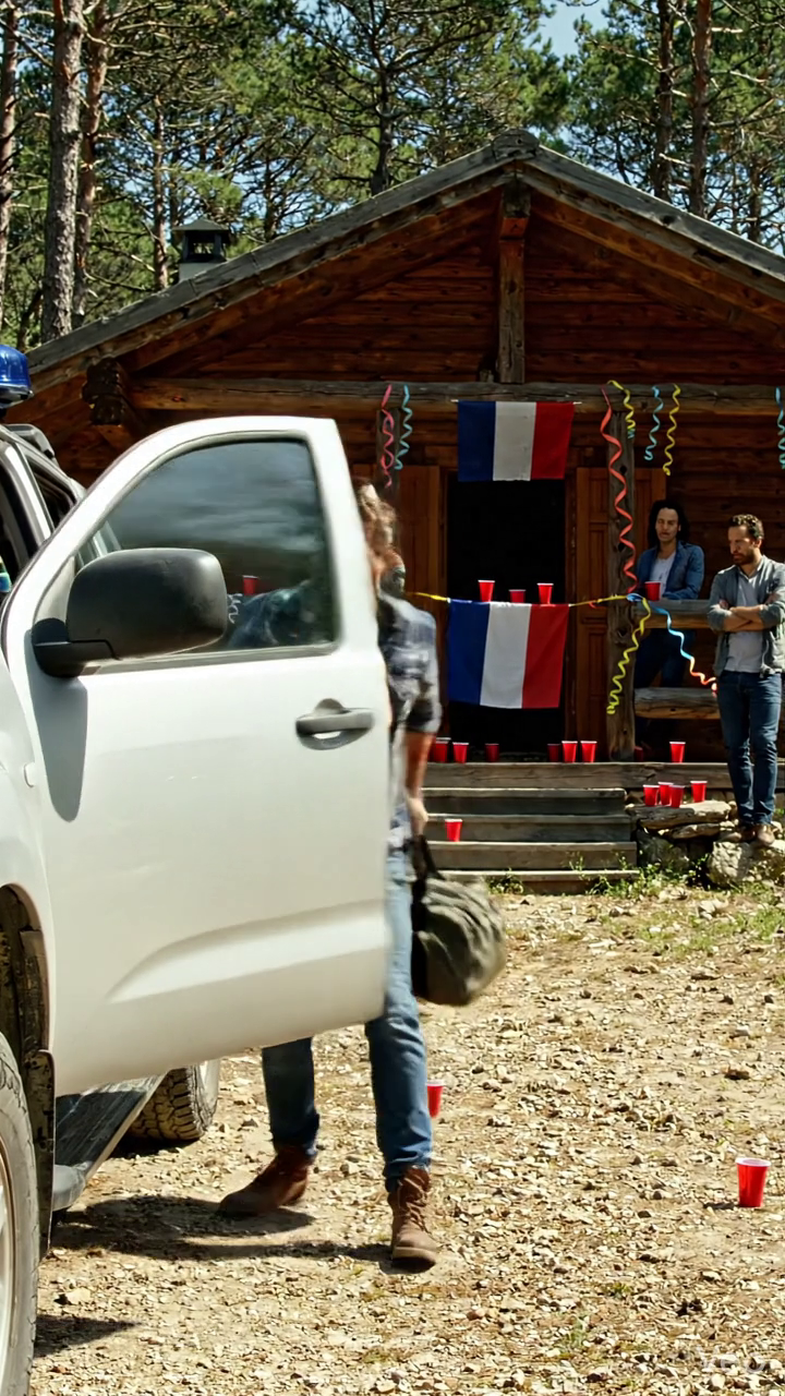 À 30 ans, Hugo a finalement acheté une cabane du Montana après des années d'être traité comme l'aide de la famille puis sa mère a appelé et a dit,