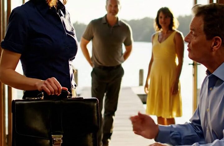 Mes parents pensaient que le chalet Lakeside que j'ai construit était sûr jusqu'à ce que mon frère en droit l'ait inscrit à la location. Mon père s'est ébranlé les mains comme il l'a appelé un atout familial, et ma sœur a souri avant que j'ouvre ma mallette. Le papier était déjà en attente.