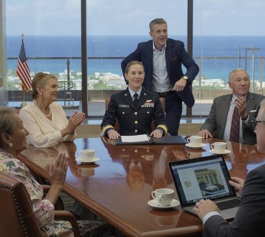 Lors d'une réunion d'héritage à Honolulu, son frère a déclaré que les sept loyers d'Hawaii étaient les siens et les saïds Olivia n'a rien déshonoré La famille applaudit, jusqu'à ce que l'officier tranquille de l'armée s'est moqué de son père et a demandé, Vous ne savez vraiment pas, vous?