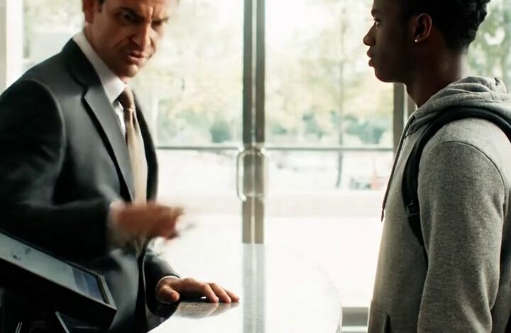 Encaisser mon compte, a dit le Noir tranquillement. Le manager s'est moqué, assez fort pour que tout le monde entende, tu es sûr de savoir quel est l'équilibre ? Mais quand l'écran est chargé, son rire est mort. Ça ne peut pas être réel. La chambre est devenue silencieuse, les visages tournés, et le garçon a seulement souri. Ils l'ont jugé en quelques secondes mais ce qu'ils ont vu ensuite laisserait toute la banque en état de choc. Histoires vraies