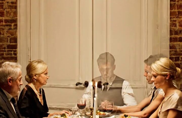 Deux semaines avant mon mariage, mes parents ont dit à mon fiancé que j’avais abandonné un enfant secret. Lors de notre dîner de répétition, ils souriaient comme si le mensonge avait fonctionné jusqu’à ce qu’une femme de mon passé entre avec une enveloppe, et que ma mère devienne blanche. Pleins feux8