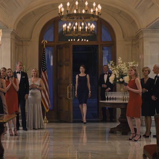 Mes parents m'ont envoyé un texto. Seuls les invités de la haute société seront là. Alors je suis resté à la maison jusqu'à ce que ma sœur appelle de la fête, Whispering, pourquoi nous l'avez-vous caché ?