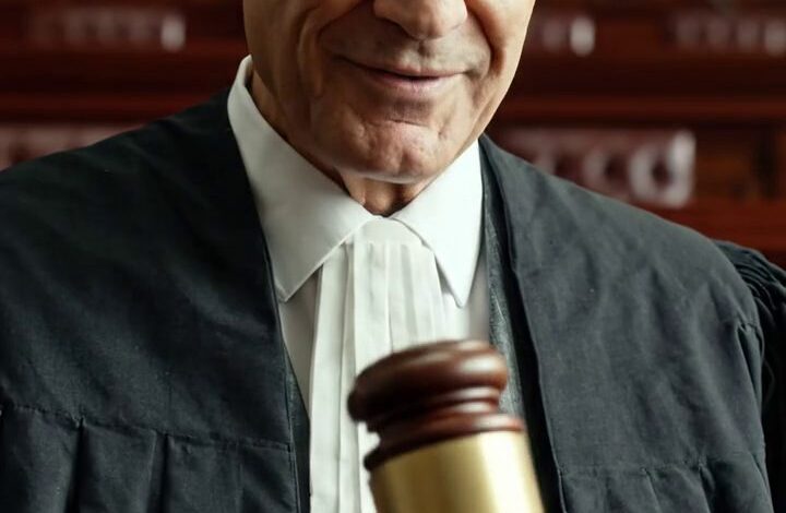Mon mari est parti en cour dans trois millions de pièces dollars, à l'extérieur du bâtiment de la route, me faisant passer comme si j'étais déjà en train de froisser parce qu'il avait fait froisser mes comptes, mais il m'a laissé tranquillement en l'air.
