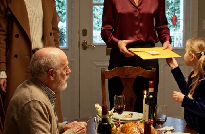 Ma mère m'a regardée et m'a dit, "Nous n'avons pas mis un endroit pour vous cette année. Nous gardons dîner pour les gens qui ont été autour de plus. Je viens de sourire, de baisser ma fourchette, et de partir sans scène. Le lendemain matin, ses cartes ont commencé à tomber, et avant que n'importe qui dans la maison ne puisse en sentir le sens, un camion de remorquage se déplaçait déjà dans l'allée. Nouvelles