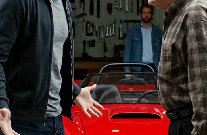 Ma femme était partie moins d'un an, mais le chargeur de 1969 qu'elle a passé 20 ans à ramener à la vie avait disparu du garage et alors mon fils a dit occasionnellement, je l'ai vendu. Ma femme veut Paris, papa, oublie ça. Je pensais que c'était le pire. Jusqu'au lendemain matin, quand un marchand de voitures classique a appelé d'une voix étrange et a dit, Monsieur... votre femme a laissé quelque chose dans la voiture.