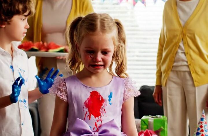 Ma mère a regardé ma sœur, les enfants couvrent ma fille, la robe d'anniversaire en givrage et juste ri, en disant, ils sont petits enfants. Nous sommes rentrés tôt sans faire une scène. La semaine prochaine, maman a appelé à demander pourquoi sa carte de crédit a fonctionné. Je suis resté calme et dit, parce que j'ai finalement arrêté de payer pour les gens qui ne peuvent pas respecter mon enfant. Nouvelles