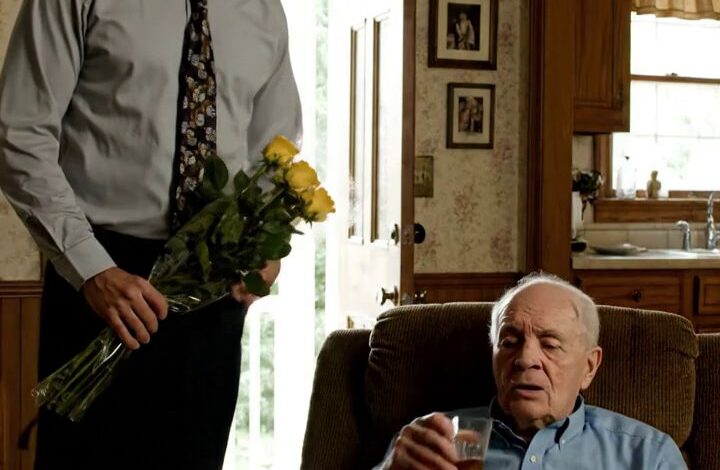 Le jour du Père, mon fils est entré dans ma maison de ranch à Dallas tenant un bouquet de roses jaunes et a demandé si casually, “Papa, tu as reçu les $1 800 de ma femme chaque mois, pas vrai? J’ai gelé à côté de mon verre de thé glacé et je n’ai dit que récemment que c’était l’église qui me gardait en route, et le moment exact où j’ai entendu des talons en cliquant depuis la cuisine, je savais que l’après-midi ne resterait jamais ce qu’il avait été… et la chose qui m’a envoyé un frisson n’était pas seulement les 1 800 $. Nouvelles