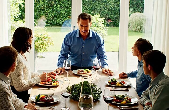 J'ai dit à toute ma famille que je n'avais plus d'argent pour aider, et à partir de ce matin dans la cuisine, le téléphone qui sonnait sur les paiements de voiture, les factures de maison, et les horaires de baby-sitting est soudainement mort comme quelqu'un avait tiré le cordon jusqu'à ce que Jason m'invite à dîner le dimanche, non pas pour vérifier sur moi, mais pour voir si je méritais encore d'appeler maman