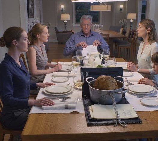 Ma famille a perdu mon diplôme et a laissé huit sièges réservés vides. Huit mois plus tard, mon penthouse de 5 millions de dollars a fait les manchettes et mon père a finalement texturé, dîner familial à 6. J'ai donc apporté le portefeuille noir épouvantable qu'il m'a dit de jeter.