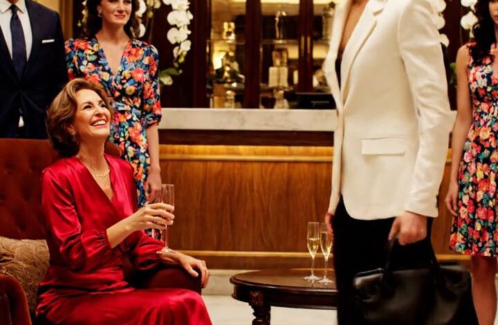 Ma tante m'a frappé pour "Actuellement Riche" dans mon lobby Penthouse puis le directeur a dit, "Bienvenue" Royals