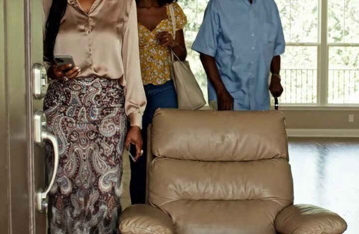 Maman a dit qu'il n'y avait que trois places pour la croisière caribéenne, donc ma sœur a pris ma place pendant que je restais chez moi. Mais quand ils sont retournés dans notre maison tranquille de Floride, le salon était vide, chaque article que j'avais payé était parti, et un vieux inclinateur dans le centre leur a dit ce que huit ans de prendre avait finalement coûté. Nouvelles